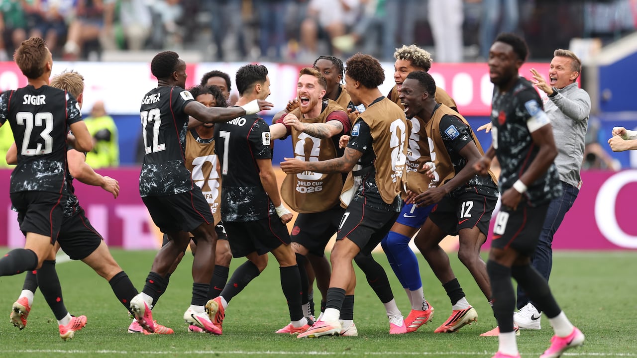 Canada Stuns South Africa with Last-Gasp Winner to Reach World Cup Round of 16