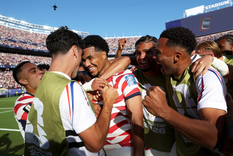 EE.UU. vence 2-0 a Bosnia y avanza a Octavos de Final del Mundial 2026: Balogun anota pero es expulsado