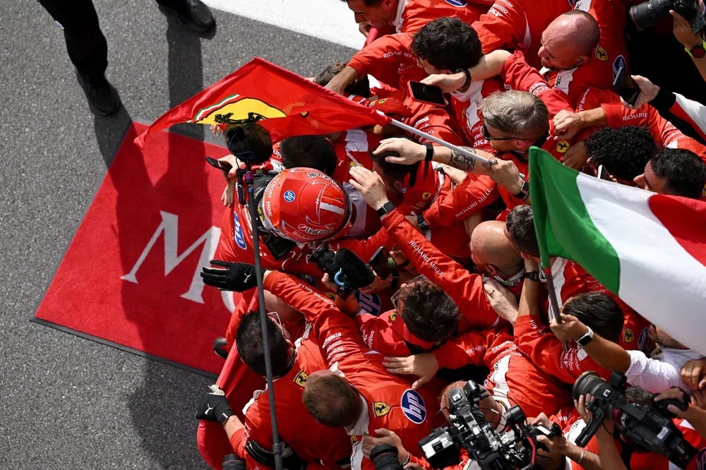 Charles Leclerc Gana el Dramático Gran Premio de Gran Bretaña 2026: Caos en Silverstone con Safety Car y Abandono de Verstappen