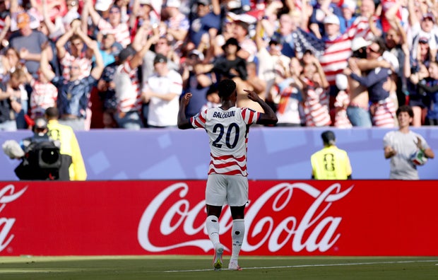 USMNT vence a Bosnia 2-0 y avanza a octavos del Mundial 2026: Balogun anota y ve la roja, Tillman sella el triunfo